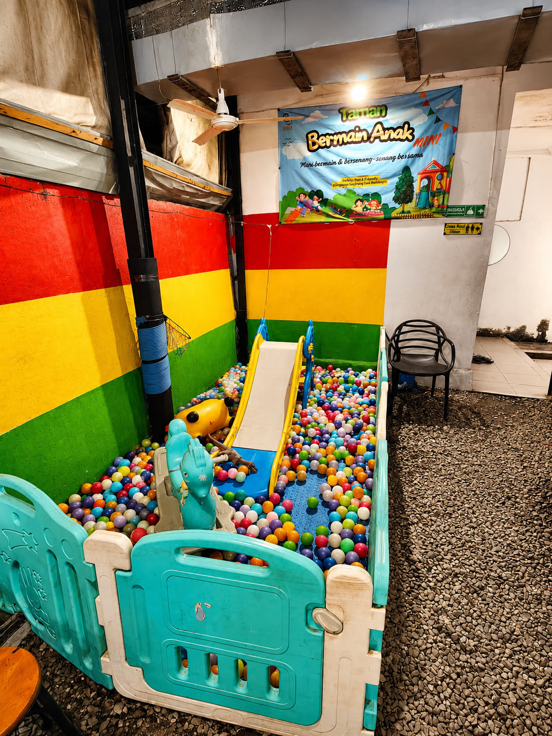 Taman bermain anak mini Sam's Coffee & Eatery