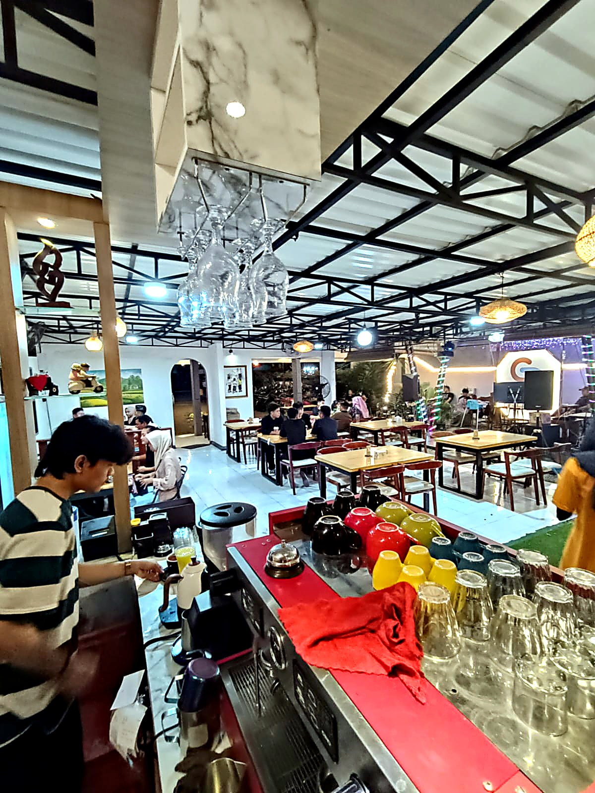 Bar & counter kopi Sam's Coffee & Eatery
