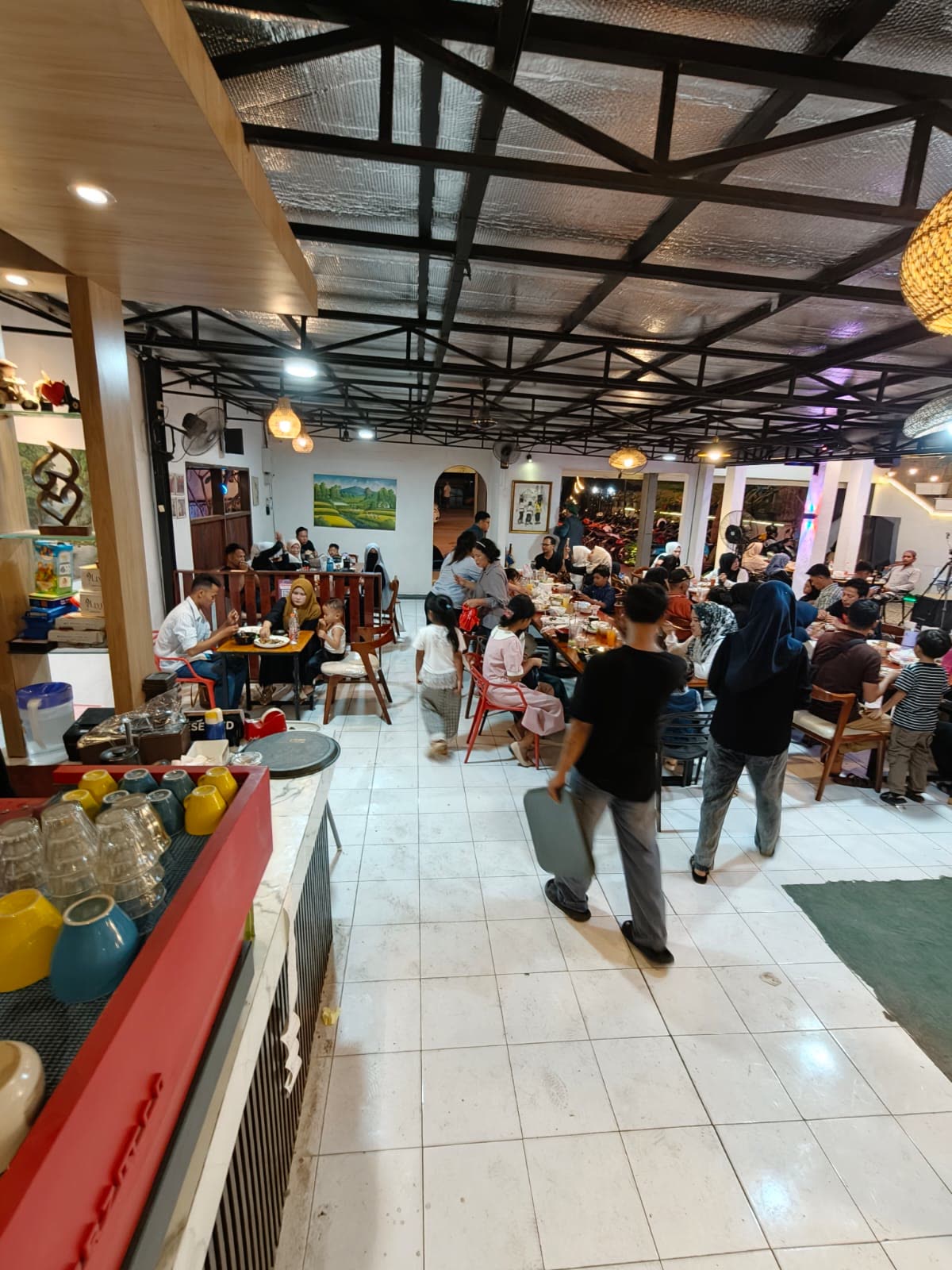 Suasana dining dekat bar counter Sam's Coffee & Eatery
