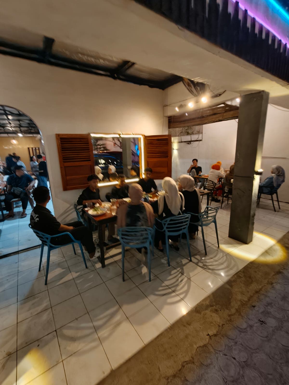 Area dining dengan dekorasi cermin Sam's Coffee & Eatery