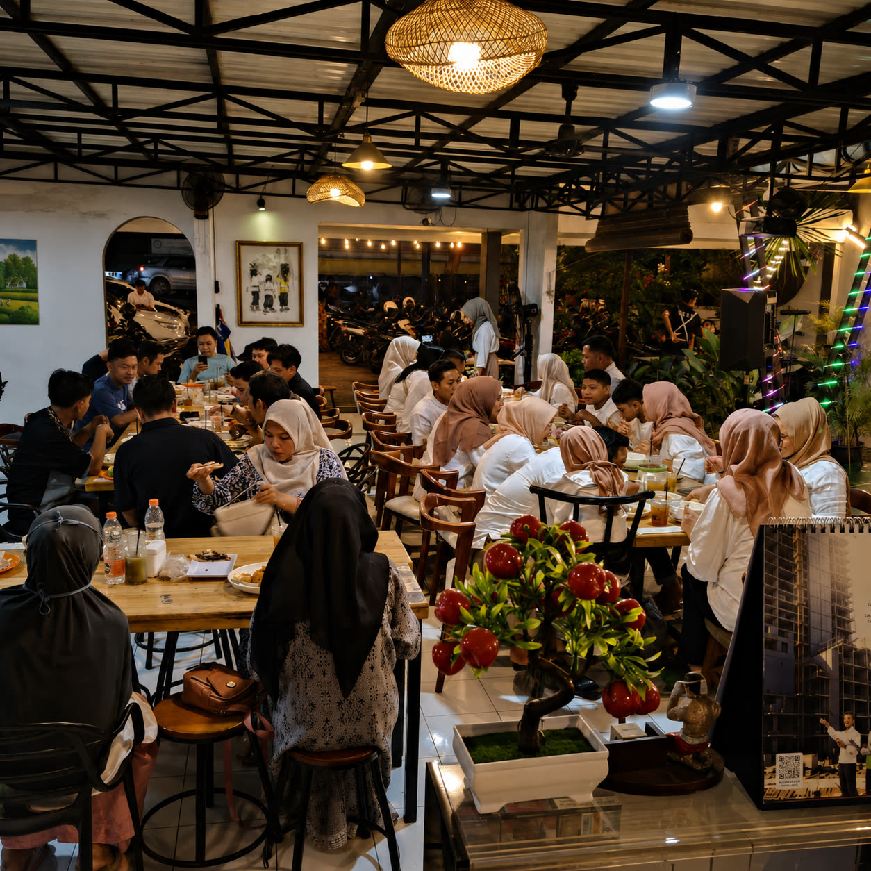 Area dining indoor Sam's Coffee & Eatery ramai keluarga
