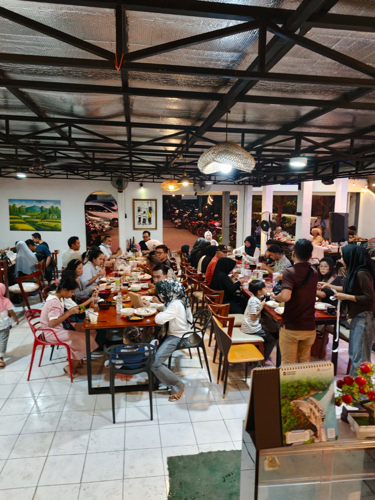 Area dining indoor Sam's Coffee & Eatery ramai pengunjung