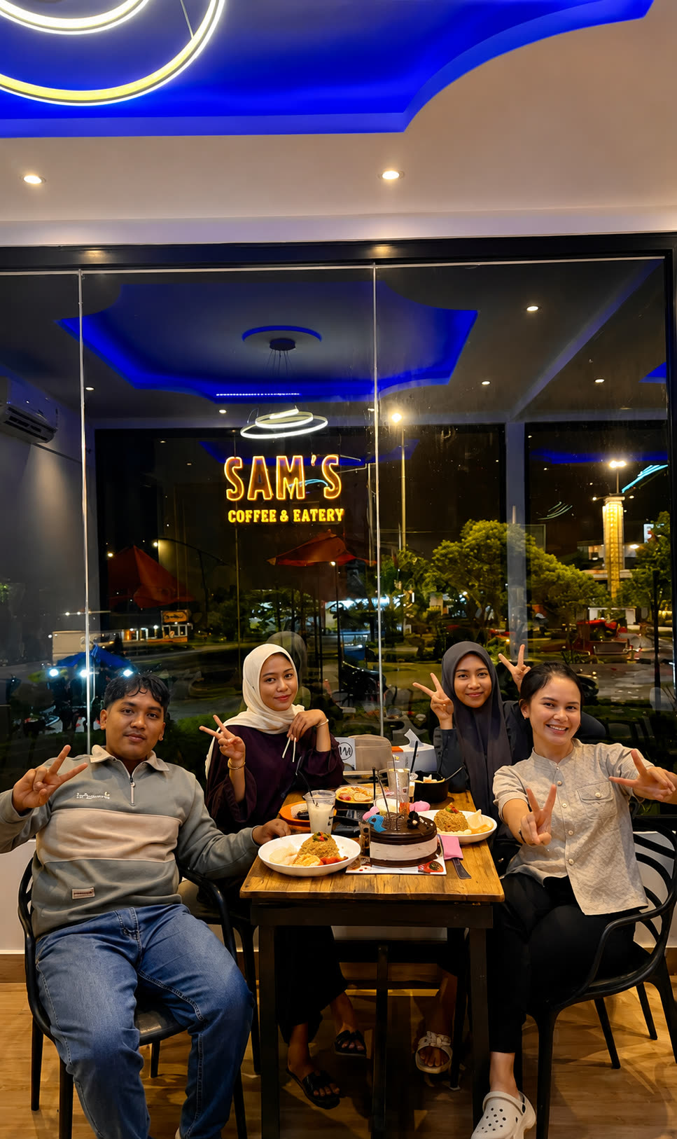 Ruang dining VIP dengan lampu neon biru Sam's Coffee & Eatery