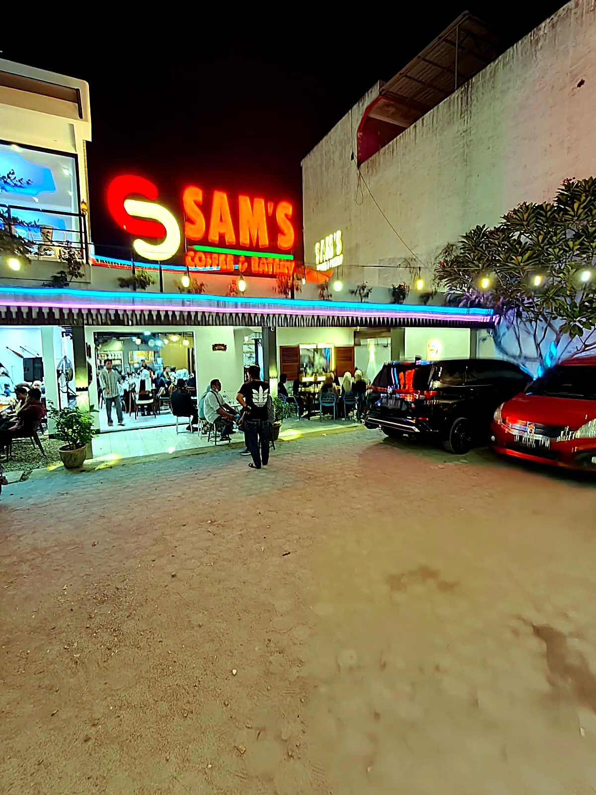 Suasana malam depan Sam's Coffee & Eatery