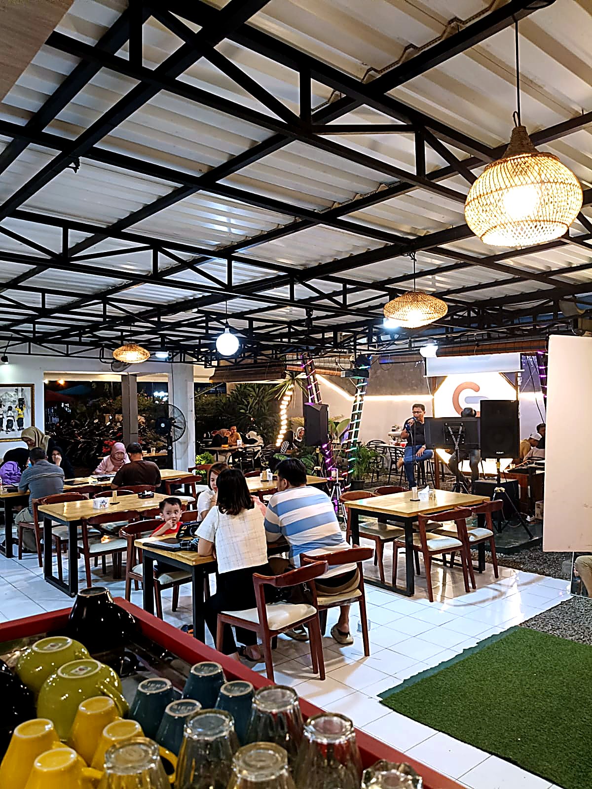 Suasana live music Sam's Coffee & Eatery