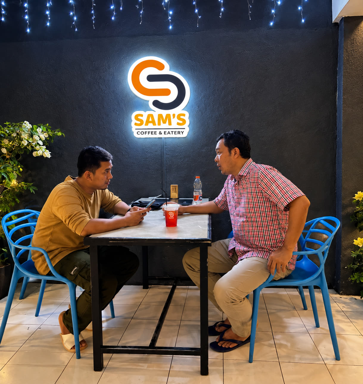 Area santai outdoor Sam's Coffee & Eatery