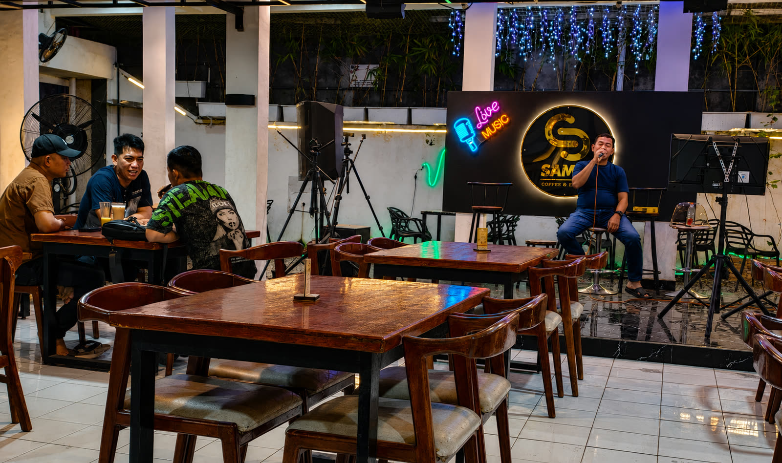 Panggung live music Sam's Coffee & Eatery