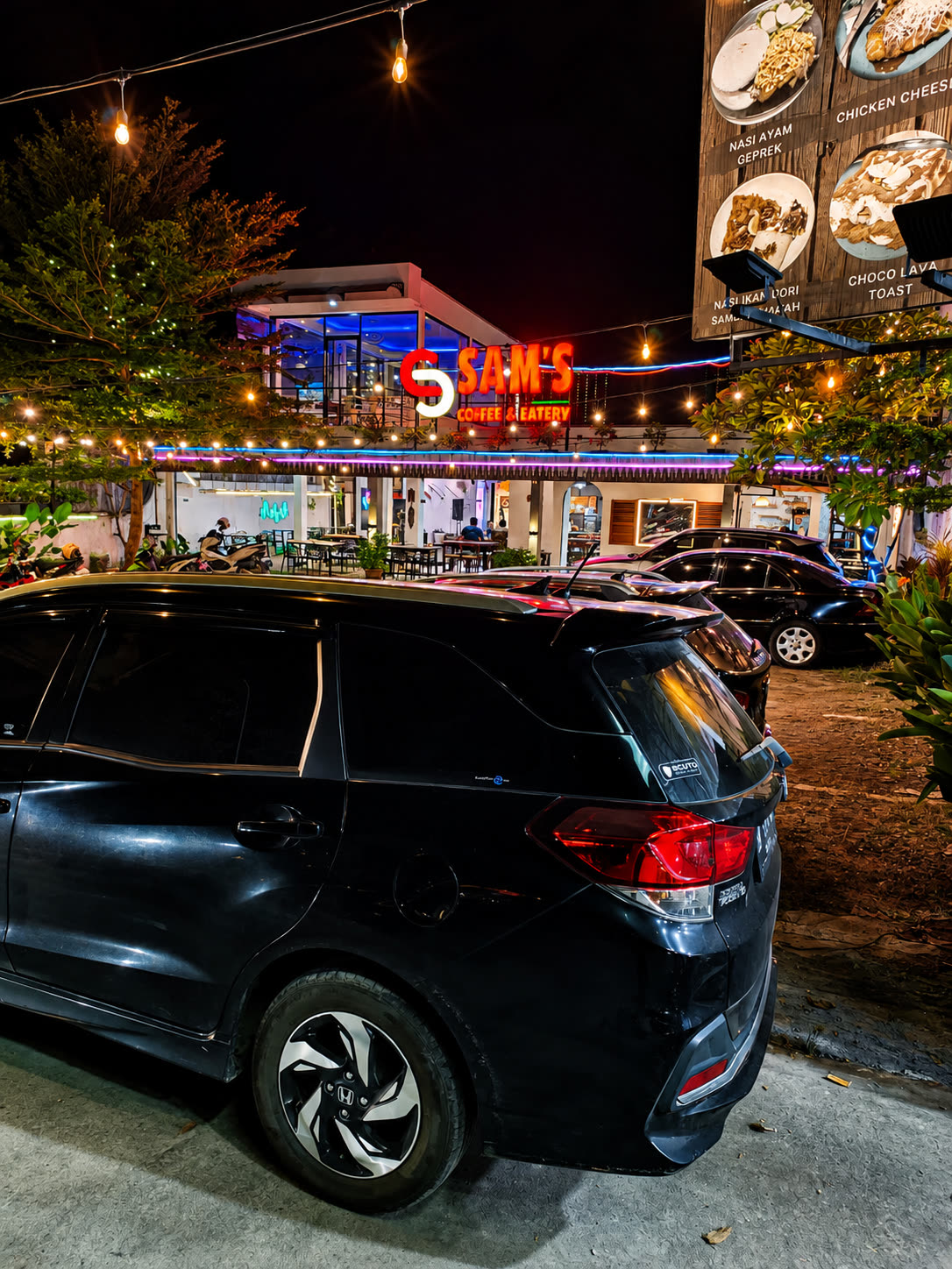 Area parkir mobil Sam's Coffee & Eatery di malam hari