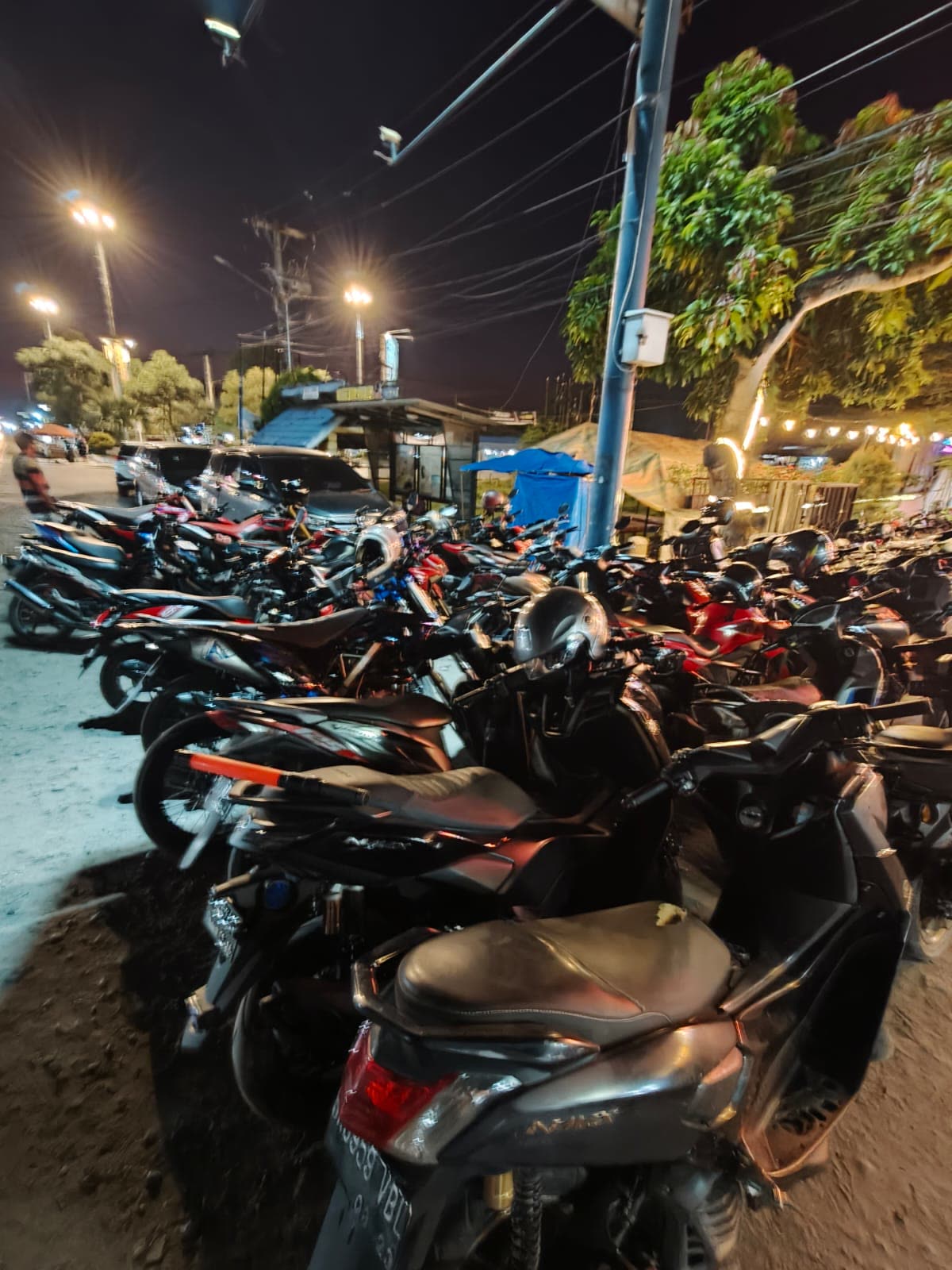 Area parkir motor Sam's Coffee & Eatery