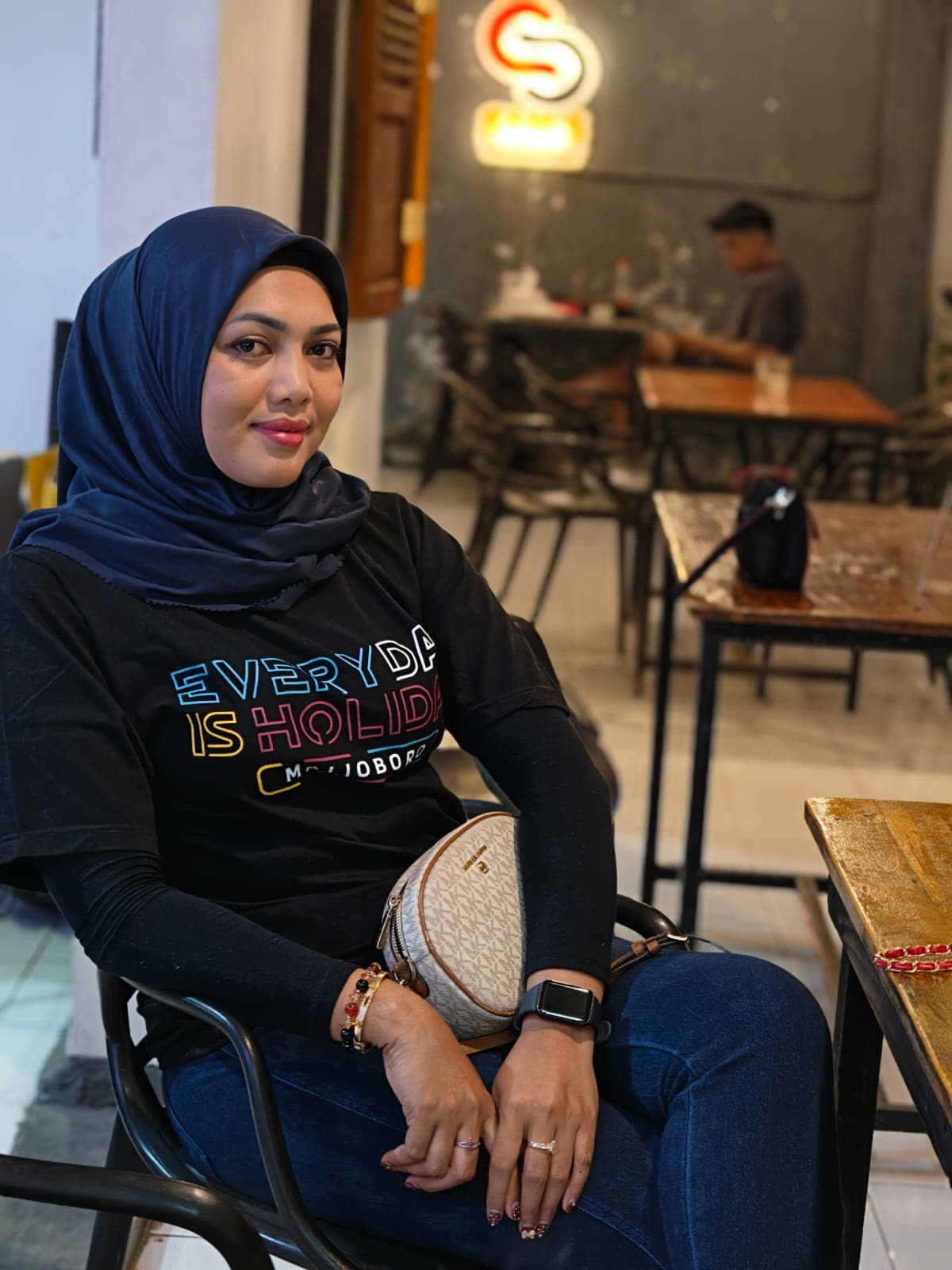 Pengunjung menikmati suasana Sam's Coffee & Eatery