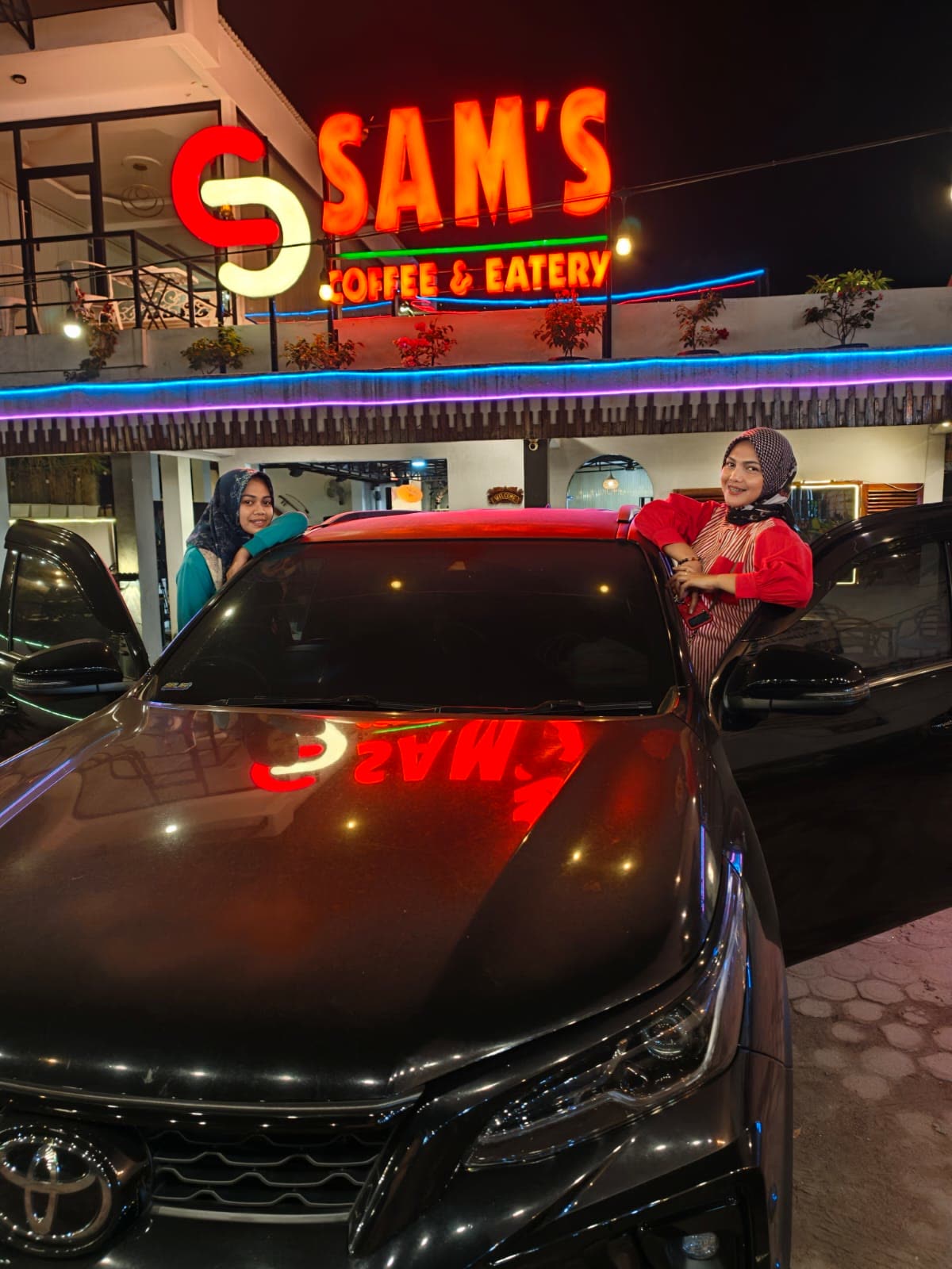 Pengunjung berfoto di depan Sam's Coffee & Eatery
