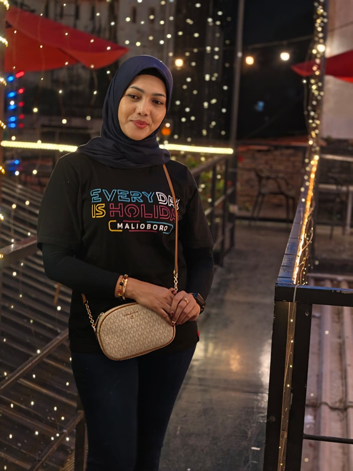 Pengunjung berfoto di area rooftop Sam's Coffee & Eatery