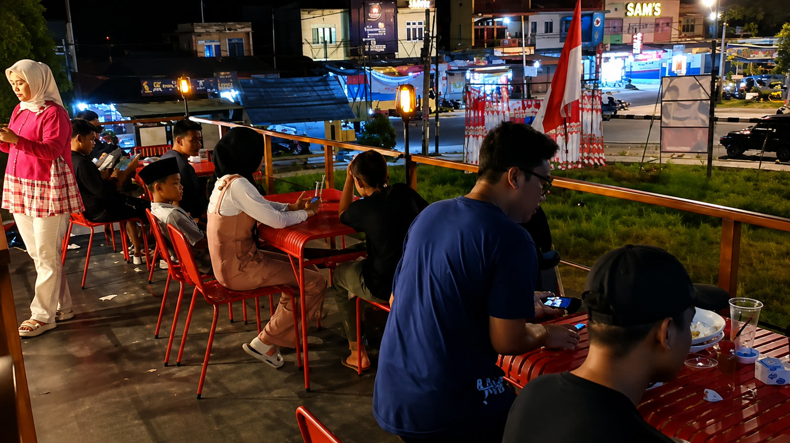 Suasana rooftop malam hari Sam's Coffee & Eatery