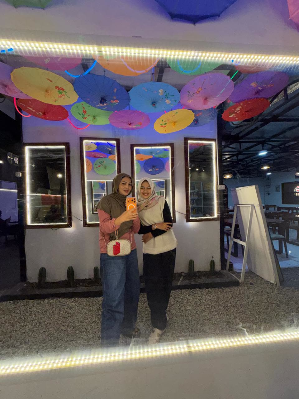 Pengunjung berfoto di spot payung warna-warni Sam's Coffee & Eatery