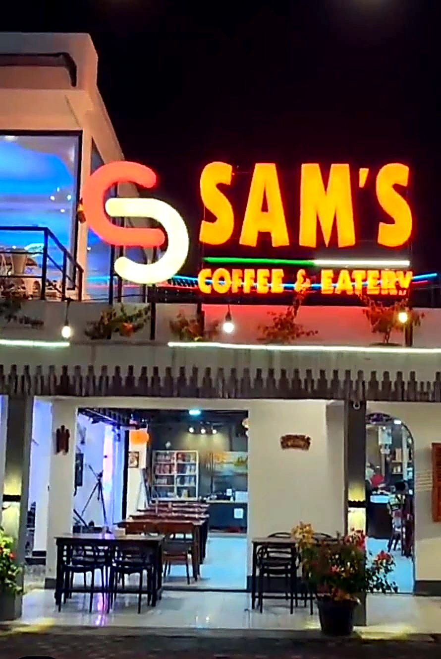Tampak depan Sam's Coffee & Eatery di malam hari