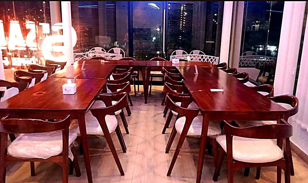 Ruang VIP kapasitas besar Sam's Coffee & Eatery
